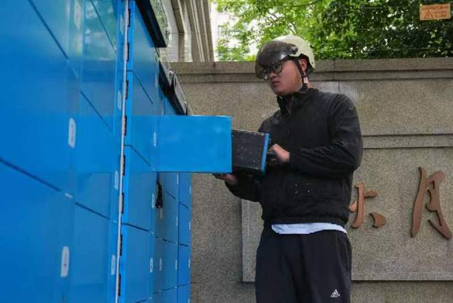 增设停车位、安装换电柜……直面电动自行车隐患治理奉贤交出“答卷“(图2)