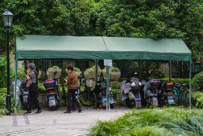 增设停车位、安装换电柜……直面电动自行车隐患治理奉贤交出“答卷“(图1)