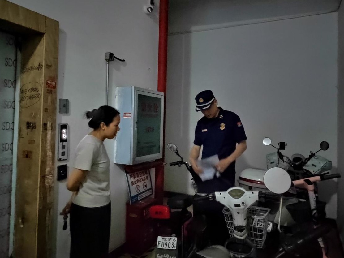 整治电动自行车“进楼入户”、飞线充电……武汉开展第二次夜查(图1)