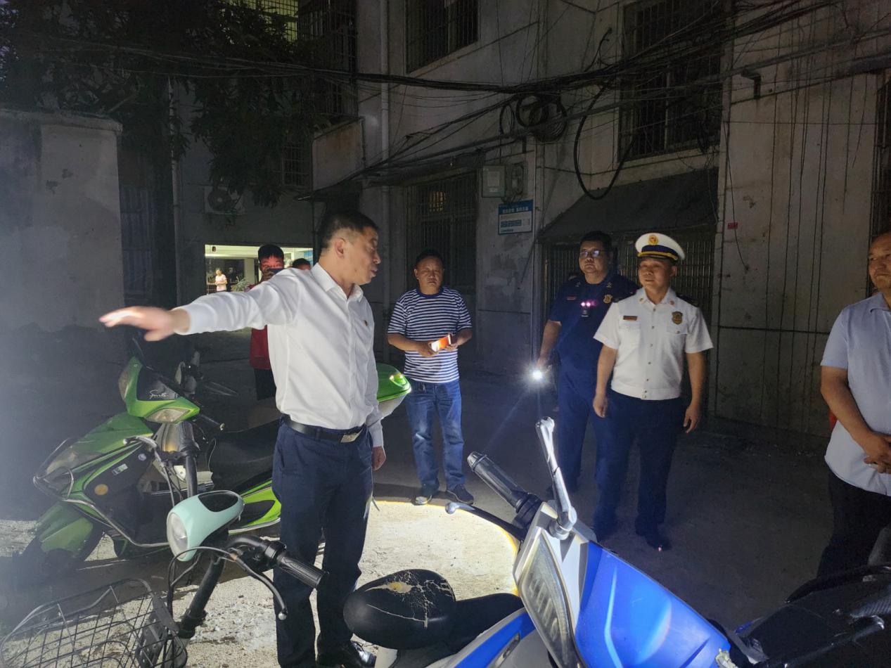 整治电动自行车“进楼入户”、飞线充电……武汉开展第二次夜查(图2)