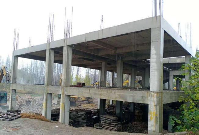 出动6台破碎机！长葛一“3层楼”一夜间被“夷为平地”！(图1)