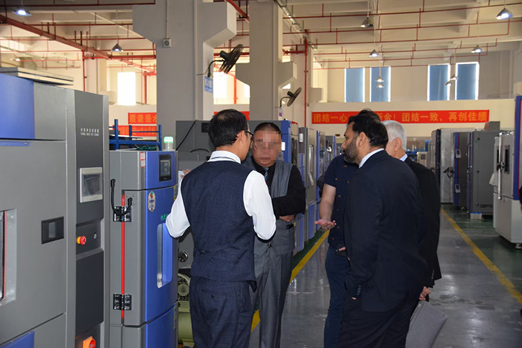 巴基斯坦客户与皓天共商冷热冲击试验箱合作大计(图1)