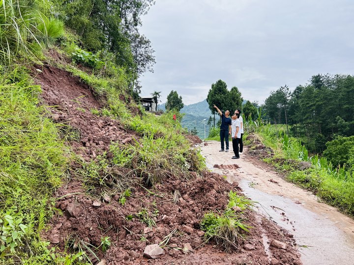 仁怀市九仓镇：清理山体落石守护道路安全(图2)