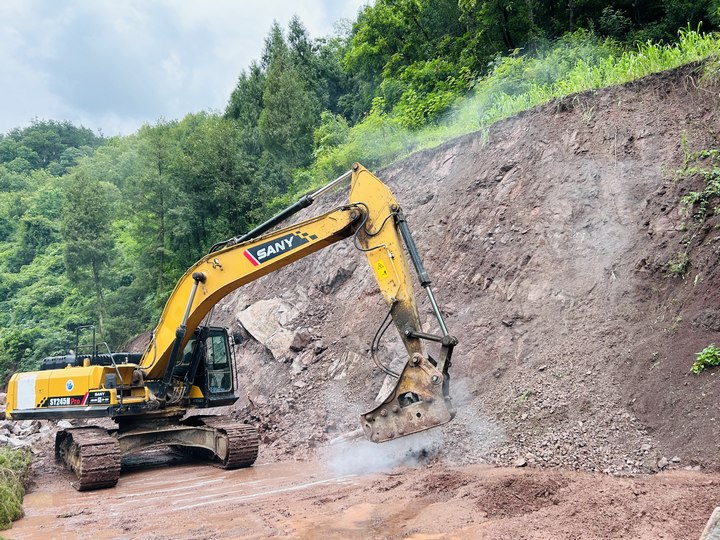 仁怀市九仓镇：清理山体落石守护道路安全(图3)