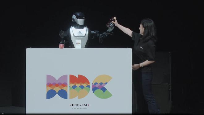 应用潜力升级！“绵阳造”人形机器人接入华为盘古大模型(图1)