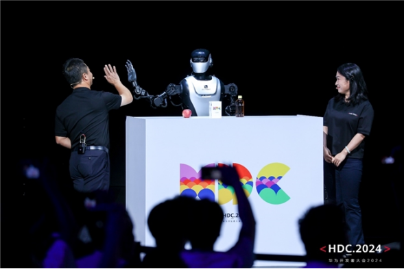 人形机器人赛道火热!华为云与乐聚联创具身智能机器人突破泛化能力新边界(图1)