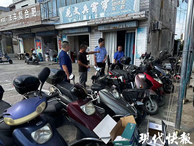 大丰区市场监管局南阳分局联合多部门开展电动自行车安全整治铁拳行动(图1)