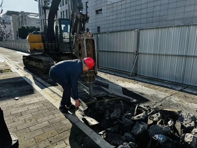 芦山城区老旧水管正在更换中(图1)