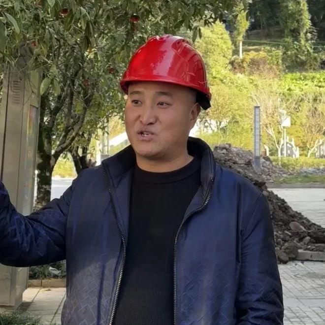 芦山城区老旧水管正在更换中(图3)