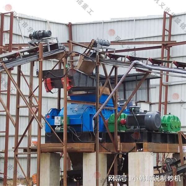 石料厂时产200吨的对辊制砂机运行稳定(图1)