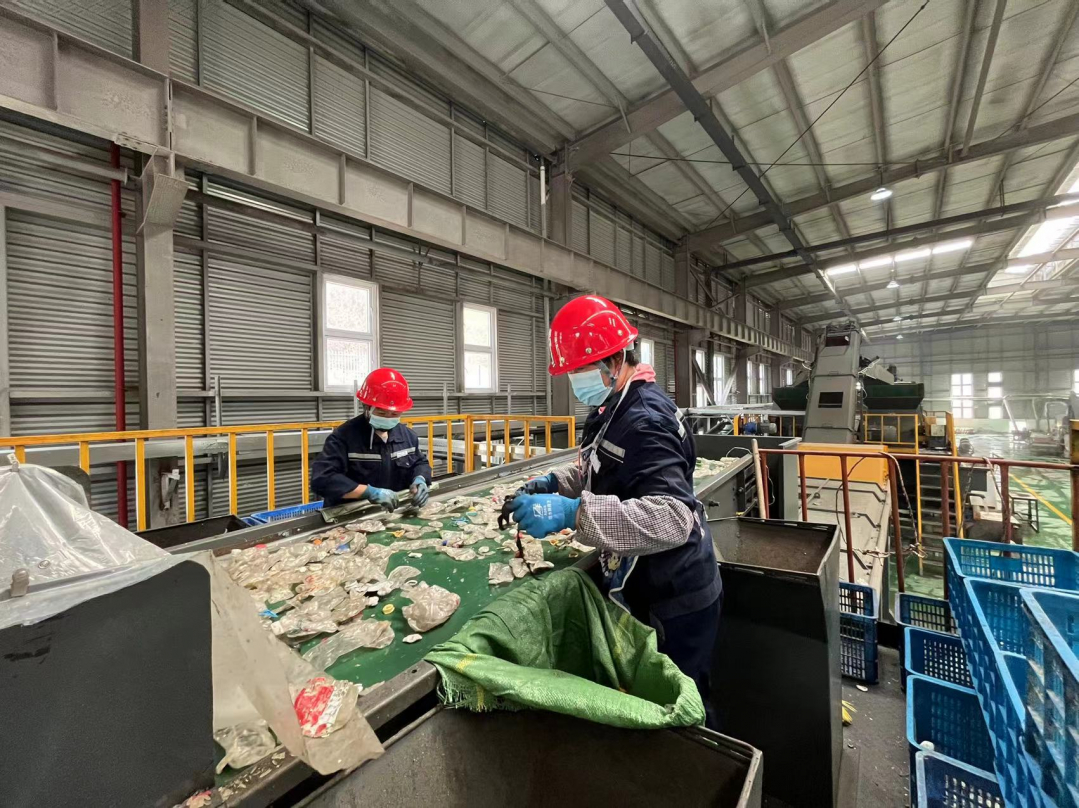 【重生之我在工厂当宝贝】废旧塑料瓶的独白：下次再见我已变了模样(图3)