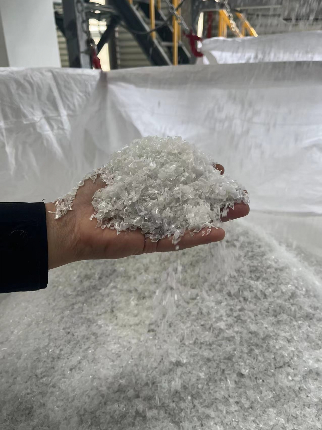 【重生之我在工厂当宝贝】废旧塑料瓶的独白：下次再见我已变了模样(图5)