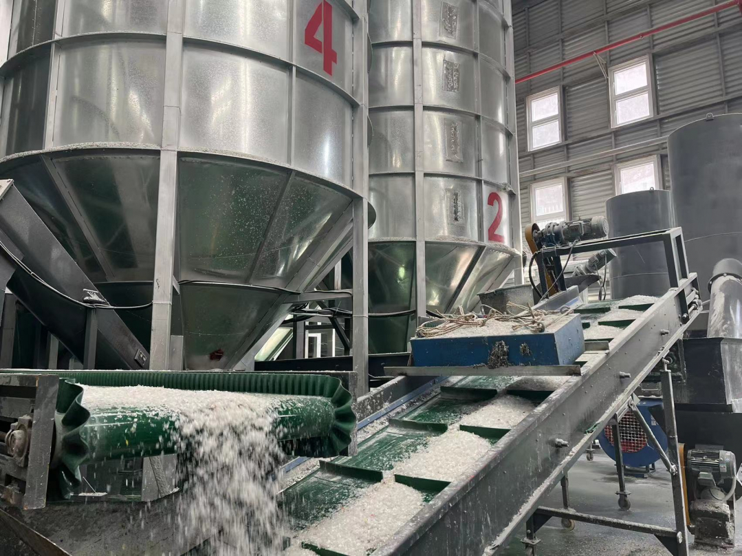 【重生之我在工厂当宝贝】废旧塑料瓶的独白：下次再见我已变了模样(图4)