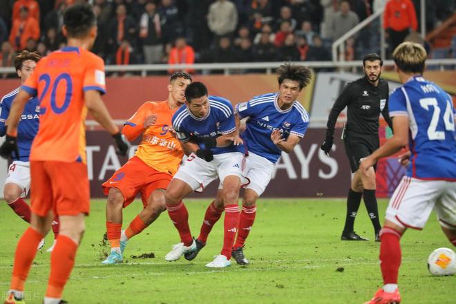 柔佛踢球很脏赛后与山东泰山球员发生冲突法加尼执法又成焦点(图1)