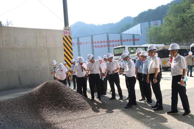中国铁建机制砂装备观摩会在中铁二十一局合武高铁站前四标召开(图2)