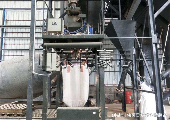 吨袋包装设备采用无尘设计碳酸氢铵自动吨包包装机(图1)