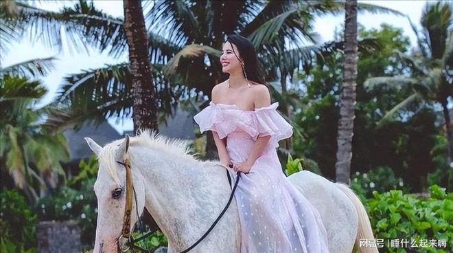 “上亿名媛”余晚晚：一套裙子值一套房豪宅厕所就有三室一厅(图7)