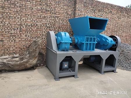 撕碎机也称为破碎机是废旧垃圾破碎处理设备(图1)