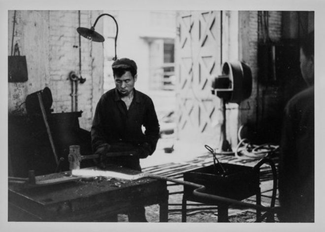 老照片1971年太原重型机械厂美国摄影师拍摄(图1)