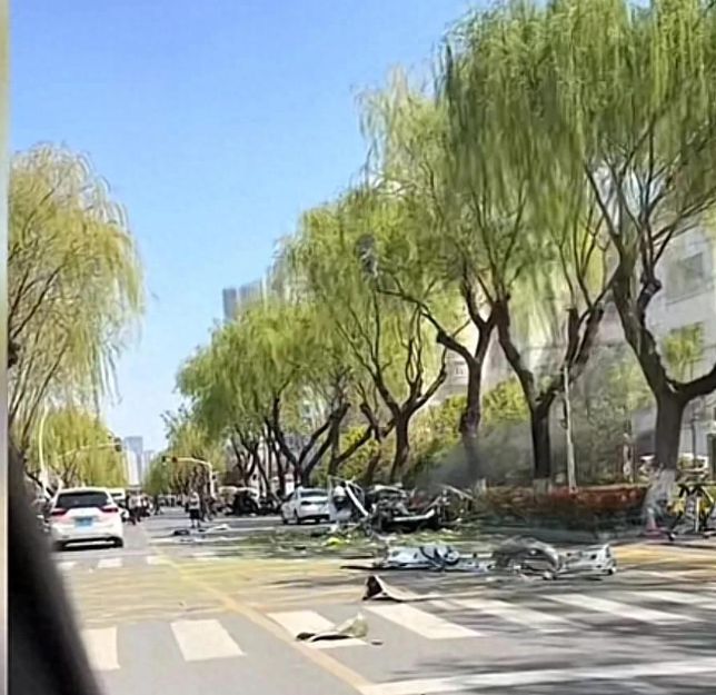 山东临沂电车爆炸！车辆炸粉碎现场一片狼藉商户透漏细节(图1)
