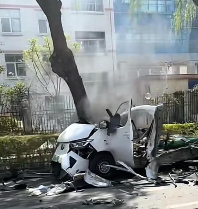 山东临沂电车爆炸！车辆炸粉碎现场一片狼藉商户透漏细节(图3)