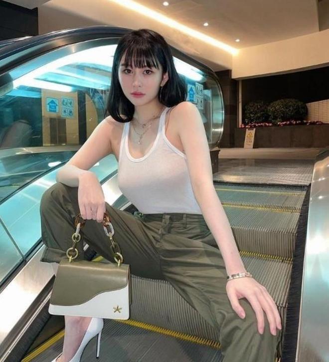 邱淑贞带俩女儿西安旅游俩女儿颜值超高大神似她年轻时候(图4)