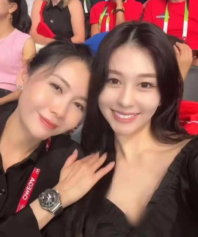 邱淑贞带俩女儿西安旅游俩女儿颜值超高大神似她年轻时候(图3)