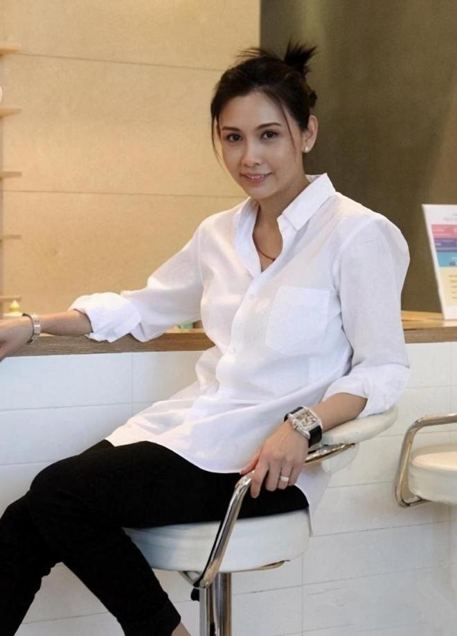 邱淑贞带俩女儿西安旅游俩女儿颜值超高大神似她年轻时候(图7)