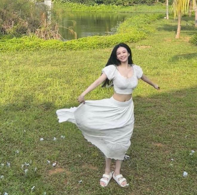 邱淑贞带俩女儿西安旅游俩女儿颜值超高大神似她年轻时候(图6)
