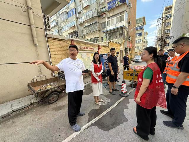 市政部门抢修塌陷路面守护居民“脚下安全”(图1)