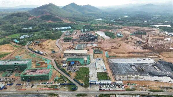 年底投产！中交集团广东阳江800万吨年砂石矿山项目首台大型设备安装完成(图1)