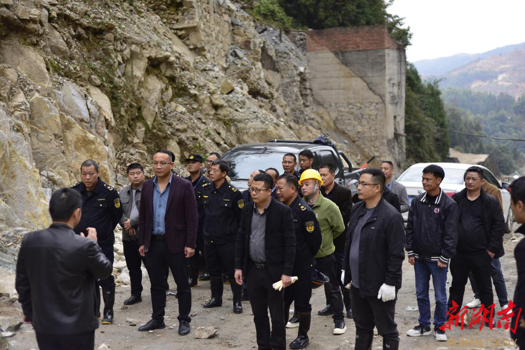 重拳出击！文田镇开展打击钨砂盗采专项行动(图1)