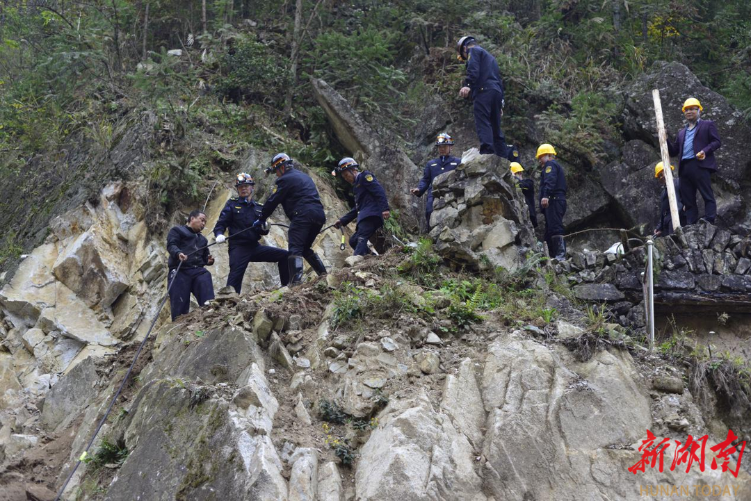 重拳出击！文田镇开展打击钨砂盗采专项行动(图2)