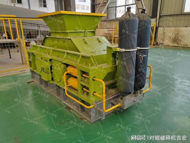 花岗岩废料再生利器：液压对辊破碎机(图1)