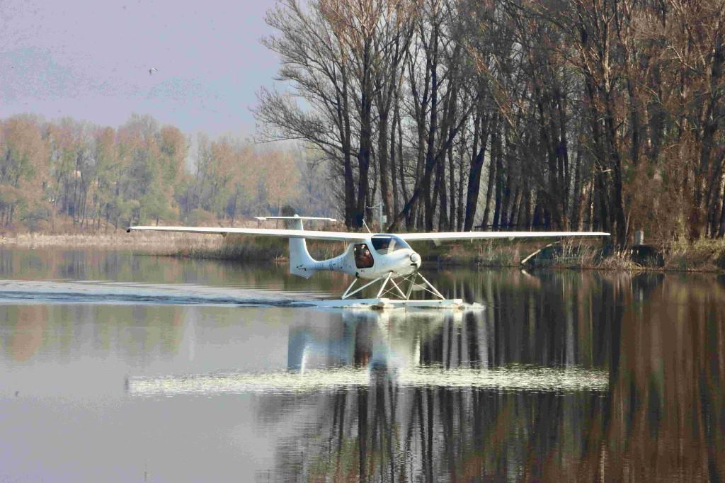 全球首款浮筒式双座水上电动飞机亮相北京延庆生态护渔效率提升50倍(图2)